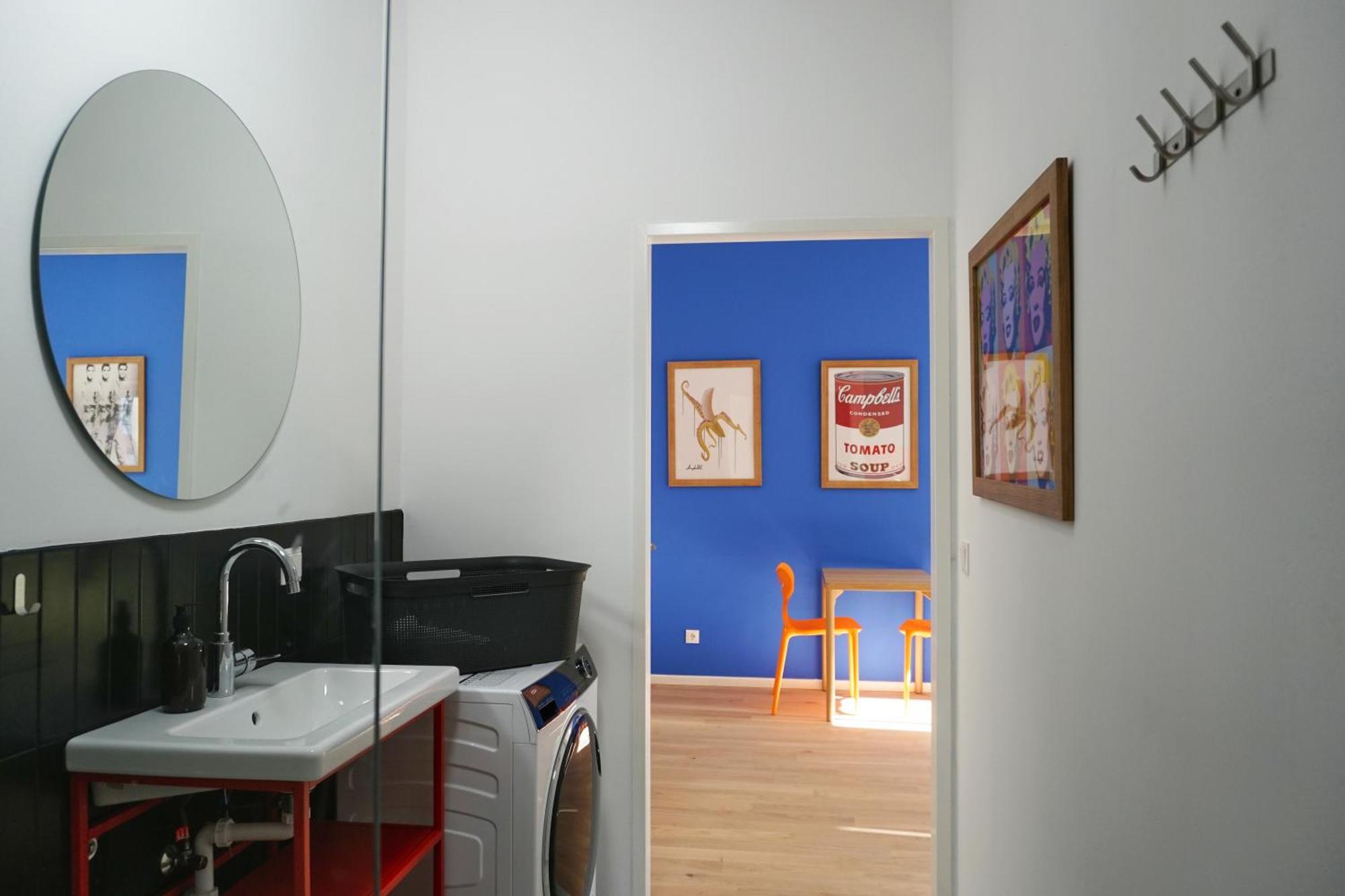 Vibrant Design - Full Kitchen - Wi-fi - 18 Mins To Centre Apartment